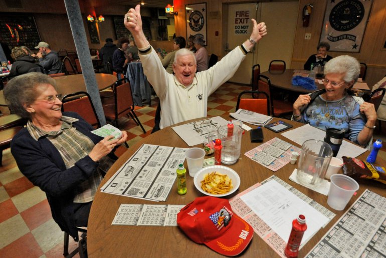 Los viejos juegan al bingo